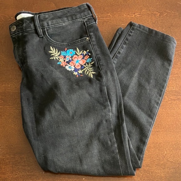 Hidden Jeans Black Floral Embroidered Distressed Skinny Crop Sz 31 - Picture 6 of 7